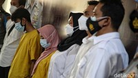 Selanjutnya, tersangka S dijerat Pasal 56 KUHP karena turut serta membantu melakukan kejahatan.