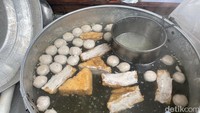 Tempat makan bakso khas Bogor ini letaknya persis di pertigaan jalan Roda. Tak jauh dari tempat Martabak Encek yang legendaris. Foto: detikFood
