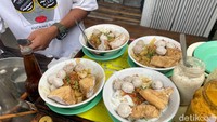 Bermodalkan gerobak kecil sederhana, setiap harinya Baso Bening si Abah ini bisa menjual ratusan porsi bakso. Sang penjual akrab disapa sebagai Si Abah sudah berjualan lebih dari sepuluh tahun lamanya. Foto: detikFood
