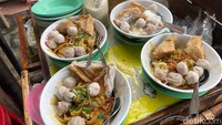 Bagi penggemar mie yamin, wajib coba kwetiaw yamin baso (Rp 15.000). Si Abah menggunakan kwetiaw basah yang direbus sebentar di dalam kuah baso, kemudian diangkat hingga teksturnya kenyal dan tidak lembek. Foto: detikFood