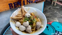 Kemudian kwetiaw diracik dengan minyak wijen, kecap asin dan kecap manis hingga tambahan bumbu lainnya. Baru dituangkan baso dan tahu bakso. Bisa juga ditambahkan dengan sambal rawit cair ekstra pedas sesuai selera. Foto: detikFood