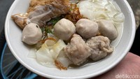 Sementara untuk kwetiaw kuah, proses pembuatannya sama. Hanya saja tidak menggunakan kecap manis, dan ditambah dengan kuah. Keduanya punya rasa yang enak dengan porsi kwetiaw yang mengenyangkan. Foto: detikFood