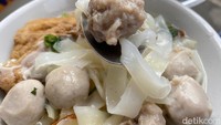 Bisa pesan campur dengan bakso uratnya yang ukurannya tidak terlalu besar. Tekstur baksonya lebih kasar namun tetap enak. Foto: detikFood