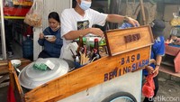 Kalau sedang jalan-jalan di sekitar Bogor, dan mau cari jajanan enak yang murah. Wajib mampir ke Baso Bening si Abah di wilayah Suryakencana. Foto: detikFood