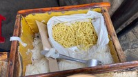 Di sini kamu tidak akan menemukan tauge atau sawi. Menu pelengkap baso bening ini yang paling populer ada kwetiaw dan mie kuning telur. Foto: detikFood