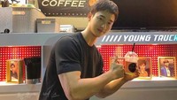 Ia sempat mendapatkan kiriman coffee truck dari penggemarnya. Aktor tampan ini sempat berfoto di sana dan tampak senang dengan kiriman tersebut. Foto: Instagram Jang Dong Yoon