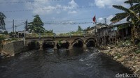 Diketahui, jembatan yang rusak itu sudah satu bulan menanti untuk diperbaiki.
