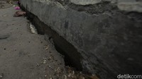 Jembatan yang memiliki panjang 200 meter ini diketahui ambles pada 22 Februari 2021 silam. Jalur penghubung antara Desa Mangunjaya, Tambun Selatan dan Desa Satriajaya, Tambun Utara itu diduga rusak akibat derasnya arus Kali Jambe beberapa waktu lalu.