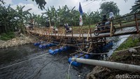 Ditutupnya jembatan tersebut membuat warga harus mencari jalan lain untuk beraktivitas. Jembatan rakit yang terbuat dari kayu kemudian dibangun sebagai jembatan darurat untuk memudahkan warga dalam beraktivitas.