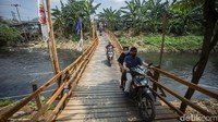 Seperti diketahui, jembatan yang menghubungkan Desa Mangunjaya, Tambun Selatan dan Desa Satriajaya, Tambun Utara itu kerap dilintasi warga untuk pergi ke pasar maupun beraktivitas lainnya.