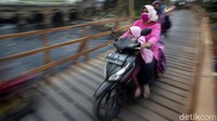 Oleh karena itu, perbaikan jembatan Graha Prima-Kali Jambe ini sangat dinanti warga. Terlebih jembatan tersebut merupakan jalur penghubung antar desa di kawasan Tambun Selatan dan Tambun Utara, Kabupaten Bekasi.