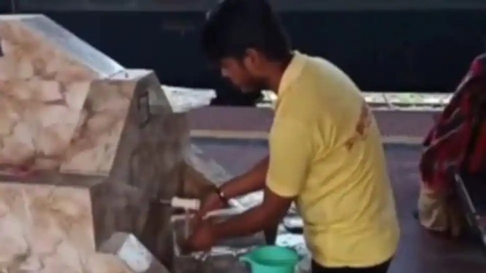 Jorok! Penjual Makanan Ini Cuci Piring Sekali Pakai Untuk Digunakan Lagi Jorok! Penjual Makanan Ini Cuci Piring Sekali Pakai Untuk Digunakan Lagi