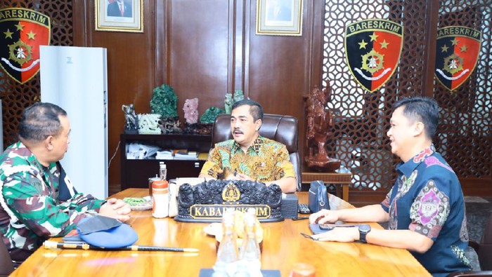 Kabareskrim enerima kunjungan Danpuspom TNI AD, Letjen TNI Chandra W Sukotjo di Mabes Polri