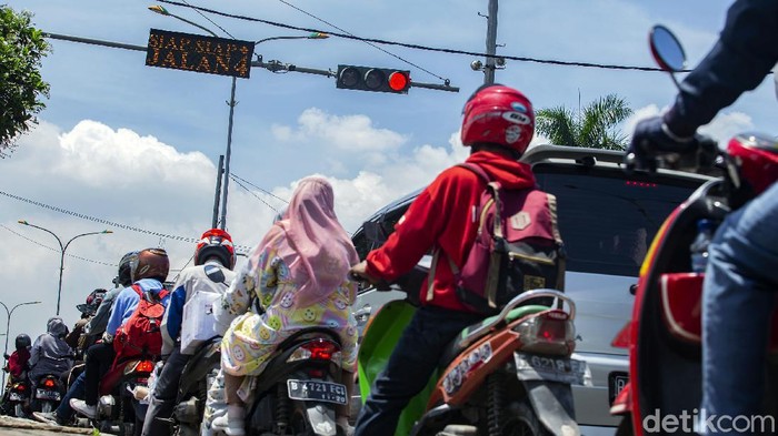 Kabupaten Bekasi Anggarkan Rp 5 Miliar untuk Tilang Elektronik Kabupaten Bekasi anggarkan Rp 5 miliar untuk pelaksanaan tilang elektronik. Anggaran itu akan digunakan untuk pengadaan kamera dan fasilitas pendukung lainnya.