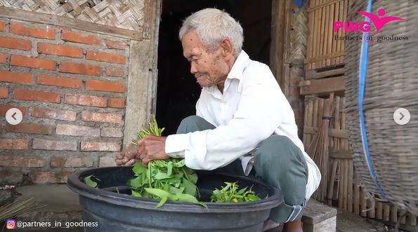 kakek 83 tahun penjual kangkung keliling yang masih semangat mencari nafkah demi memenuhi kebutuhan hidupnya.