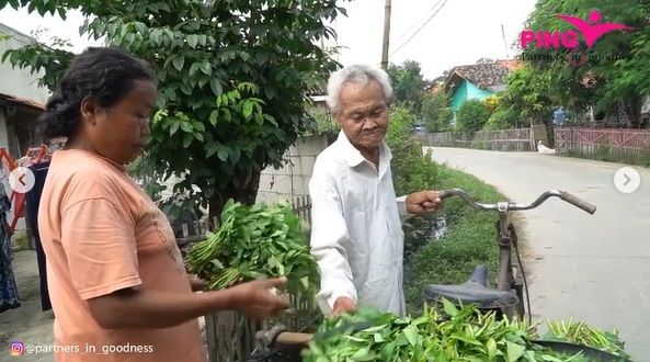 kakek 83 tahun penjual kangkung keliling yang masih semangat mencari nafkah demi memenuhi kebutuhan hidupnya.