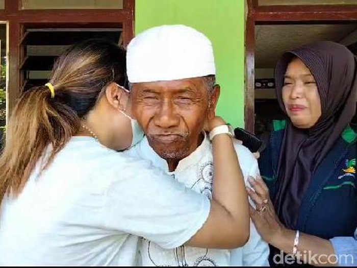 Seorang kakek yang 30 tahun hilang kini ditemukan di Kabupaten Probolinggo. Tangis bahagia mewarnai pertemuaan kakek itu dengan keluarga.