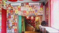 Selain bersantap, di sana kamu bisa berfoto ria, sebab di setiap sudutnya punya interior yang menarik. Ada yang dihias dengan poster pop art, keramik-keramik gaya China, hingga lampion-lampion unik. Foto: detikcom/Riska Fitria