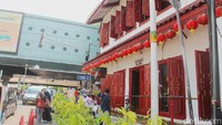 Banyak yang belum tahu kalau rumah merah tersebut merupakan restoran dan kafe bernama Kapitan Lim. Jika dari luar, bangunan tersebut terlihat sebagai bangunan kolonial, tetapi ketika sudah masuk ke dalamnya sangat artsy dan instagramable. Foto: detikcom/Riska Fitria