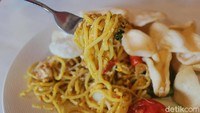 Selain Kapitan Chicken Rice, kamu juga bisa memesan Mie Goreng Malaysia seharga Rp 35.000. Menu mie goreng tersebut berbeda dengan mie goreng pada umumnya.  Foto: detikcom/Riska Fitria