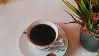Kalau ke Kapitan Lim jangan lupa untuk mencicipi racikan kopinya. Ada menu Kopi Kapitan Lim yang dibanderol dengan harga Rp 15.000, kamu bisa memesan varian yang dingin atau hangat. Foto: detikcom/Riska Fitria