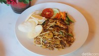 Ada banyak menu di sini, salah satu yang menjadi andalan adalah menu Kwetiaunya. Nah, untuk kwetiau tersedia dua pilihan, ayam, sapi atau seafood. Foto: detikcom/Riska Fitria
