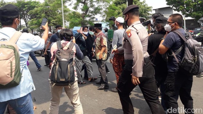Sidang pembacaan nota keberatan atau eksepsi Habib Rizieq Shihab (HRS) digelar hari ini di Pengadilan Negeri Jakarta Timur (PN Jaktim).