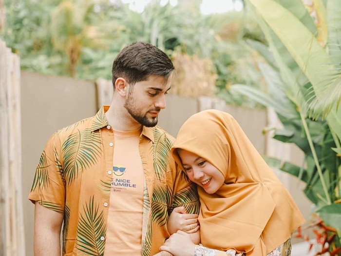 Kisah cinta bule asal Palestina, Ali Halabia. Ingin mendapatkan hati wanita asal Malang, Jawa Timur Khadijah Azzahra. Kisah cinta bule asal Palestina, Ali Halabia. Ingin mendapatkan hati wanita asal Malang, Jawa Timur Khadijah Azzahra.