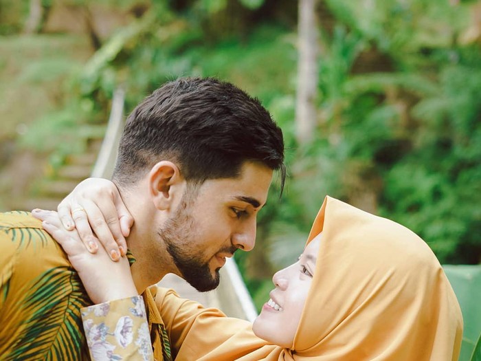 Kisah cinta bule asal Palestina, Ali Halabia. Ingin mendapatkan hati wanita asal Malang, Jawa Timur Khadijah Azzahra. Kisah cinta bule asal Palestina, Ali Halabia. Ingin mendapatkan hati wanita asal Malang, Jawa Timur Khadijah Azzahra.