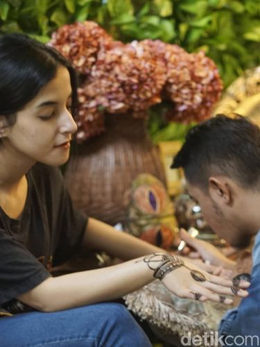 Kisah inspiratif pria yang menekuni dunia henna.