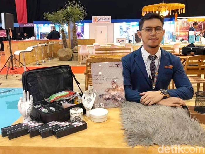 Akbar yang sukses menekuni dunia henna. Foto: Dok. pribadi Akbar. Akbar yang sukses menekuni dunia henna. Foto: Dok. pribadi Akbar.