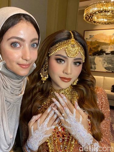 Kisah inspiratif wanita yang menekuni dunia henna.