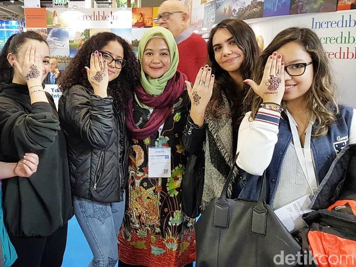 Kisah inspiratif wanita yang menekuni dunia henna. Kisah inspiratif wanita yang menekuni dunia henna.