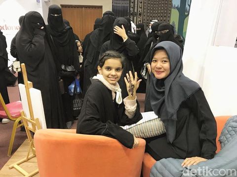 Kisah inspiratif wanita yang menekuni dunia henna.