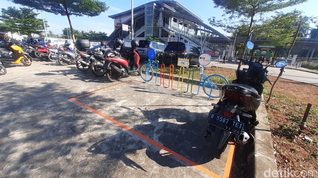 Kondisi area rak parkir sepeda di Stasiun Bekasi Timur, 26 Maret 2021, pukul 08.30 WIB. (Afzal Nur Iman/detikcom)