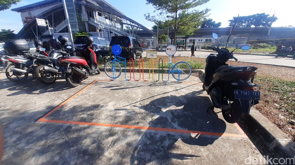 Kondisi area rak parkir sepeda di Stasiun Bekasi Timur, 26 Maret 2021, pukul 08.30 WIB. (Afzal Nur Iman/detikcom)