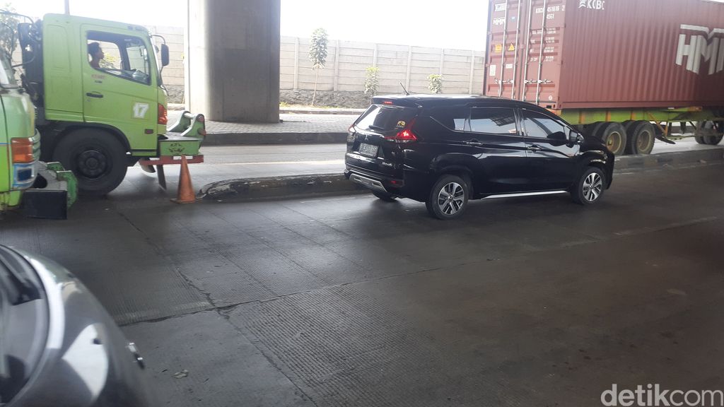 Kondisi pembatas Jl Raya Cilincing, Koja, Jakarta Utara, yang rawan kecelakaan, 26 Februari 2021. (Afzal Nur Iman/detikcom)