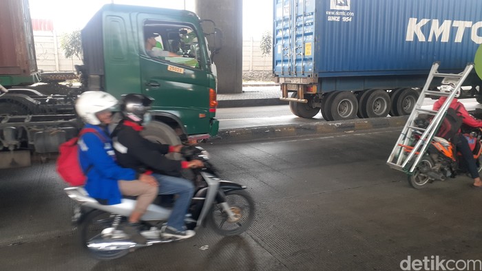 Kondisi pembatas Jl Raya Cilincing, Koja, Jakarta Utara, yang rawan kecelakaan, 26 Februari 2021. (Afzal Nur Iman/detikcom)