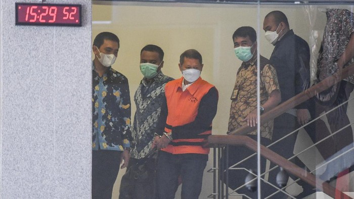 KPK TAHAN RJ LINO Mantan Direktur Utama PT Pelindo II (Persero) Richard Joost Lino mengenakan rompi tahanan usai diperiksa di gedung KPK, Jakarta, Jumat (26/3/2021). RJ Lino yang telah ditetapkan sebagai tersangka pada Desember 2015 itu ditahan penyidik KPK dalam kasus dugaan tindak pidana korupsi dalam pengadaan tiga unit Quay Container Crane (QCC) di PT Pelindo II. ANTARA FOTO/Hafidz Mubarak A/foc.