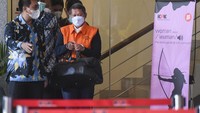 RJ Lino yang telah ditetapkan sebagai tersangka pada Desember 2015 itu akhirnya ditahan penyidik KPK dalam kasus dugaan tindak pidana korupsi dalam pengadaan tiga unit Quay Container Crane (QCC) di PT Pelindo II.