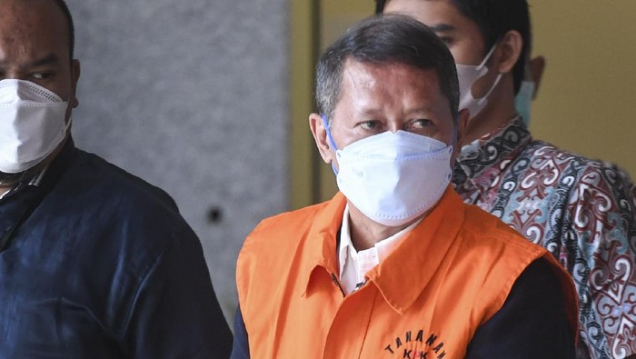 Mantan Direktur Utama PT Pelindo II (Persero) Richard Joost Lino mengenakan rompi tahanan usai diperiksa di gedung KPK, Jakarta, Jumat (26/3/2021). RJ Lino yang telah ditetapkan sebagai tersangka pada Desember 2015 itu ditahan penyidik KPK dalam kasus dugaan tindak pidana korupsi dalam pengadaan tiga unit Quay Container Crane (QCC) di PT Pelindo II. ANTARA FOTO/Hafidz Mubarak A/foc.