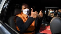 Lino juga diduga menyalahgunakan kewenangannya dengan memerintahkan penunjukan langsung kepada perusahaan asal China untuk pengadaan tiga QCC tersebut. Pada saat itu, Lino menjabat Direktur Utama PT Pelindo II. Kasus dugaan korupsi ini diduga merugikan negara Rp 50,03 miliar berdasarkan laporan audit investigatif BPKP tahun 2010 Nomor: LHAI-244/D6.02/2011 pada 18 Maret 2011.