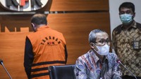 KPK menjerat RJ Lino dalam kasus dugaan korupsi pengadaan quay container crane (QCC) di PT Pelindo II. RJ Lino diduga menyalahgunakan wewenang untuk memperkaya diri sendiri dan orang lain atau korporasi dalam pengadaan tiga unit QCC pada 2010.
