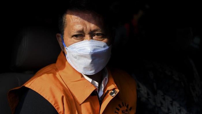 Mantan Direktur Utama PT Pelindo II (Persero) Richard Joost Lino (tengah) menaiki mobil tahanan usai diperiksa di gedung KPK, Jakarta, Jumat (26/3/2021). RJ Lino yang telah ditetapkan sebagai tersangka pada Desember 2015 itu ditahan penyidik KPK dalam kasus dugaan tindak pidana korupsi dalam pengadaan tiga unit Quay Container Crane (QCC) di PT Pelindo II. ANTARA FOTO/Hafidz Mubarak A/foc.