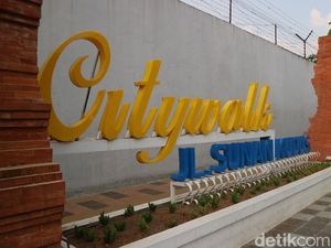 Snapshots: Penampakan Kudus City Walk Penuh Coretan Tangan Jahil