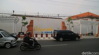 Destinasi ini juga akan dikembangkan jadi wisata kuliner. Puluhan pedagang mulai mengisi lapak yang disediakan di sepanjang jalan itu. 