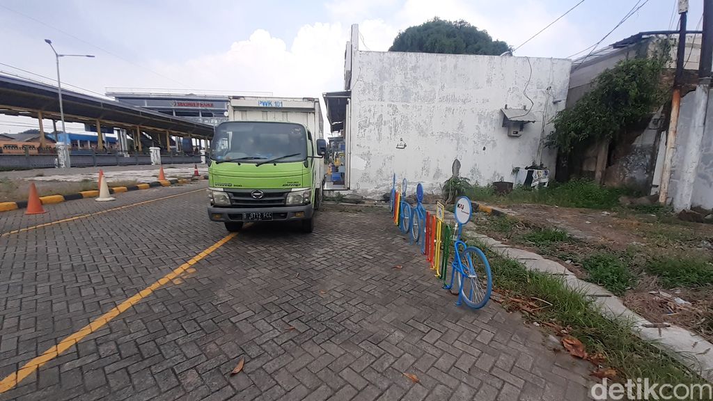 Lokasi rak parkir sepeda di Stasiun Kranji, 26 Maret 2021. (Afzal NI/detikcom) Lokasi rak parkir sepeda di Stasiun Kranji, 26 Maret 2021. (Afzal NI/detikcom)