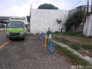 #ParkiruntukSepeda Stasiun Kranji Tak Langsung Nampak dari Pintu Masuk