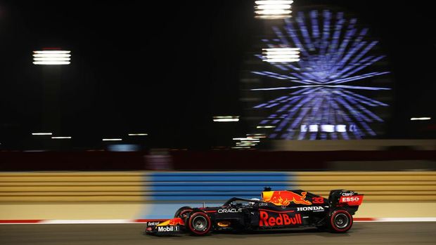 BAHRAIN, BAHRAIN - MARCH 26: Max Verstappen of the Netherlands driving the (33) Red Bull Racing RB16B Honda on track during practice ahead of the F1 Grand Prix of Bahrain at Bahrain International Circuit on March 26, 2021 in Bahrain, Bahrain. (Photo by Bryn Lennon/Getty Images)