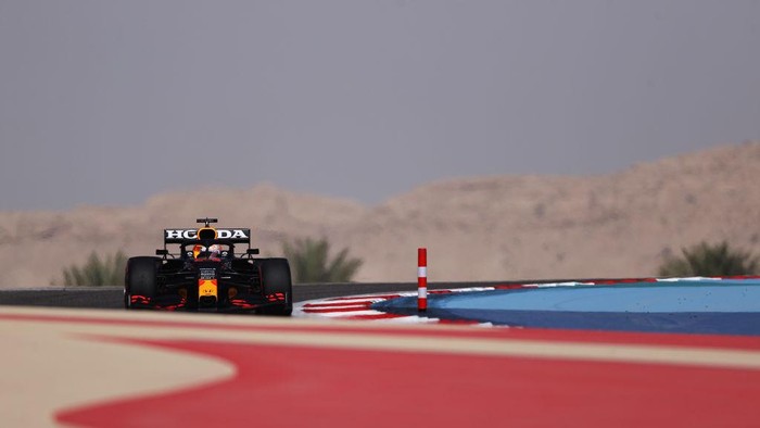 BAHRAIN, BAHRAIN - MARCH 26: Max Verstappen of the Netherlands driving the (33) Red Bull Racing RB16B Honda drives on track during practice ahead of the F1 Grand Prix of Bahrain at Bahrain International Circuit on March 26, 2021 in Bahrain, Bahrain. (Photo by Lars Baron/Getty Images)